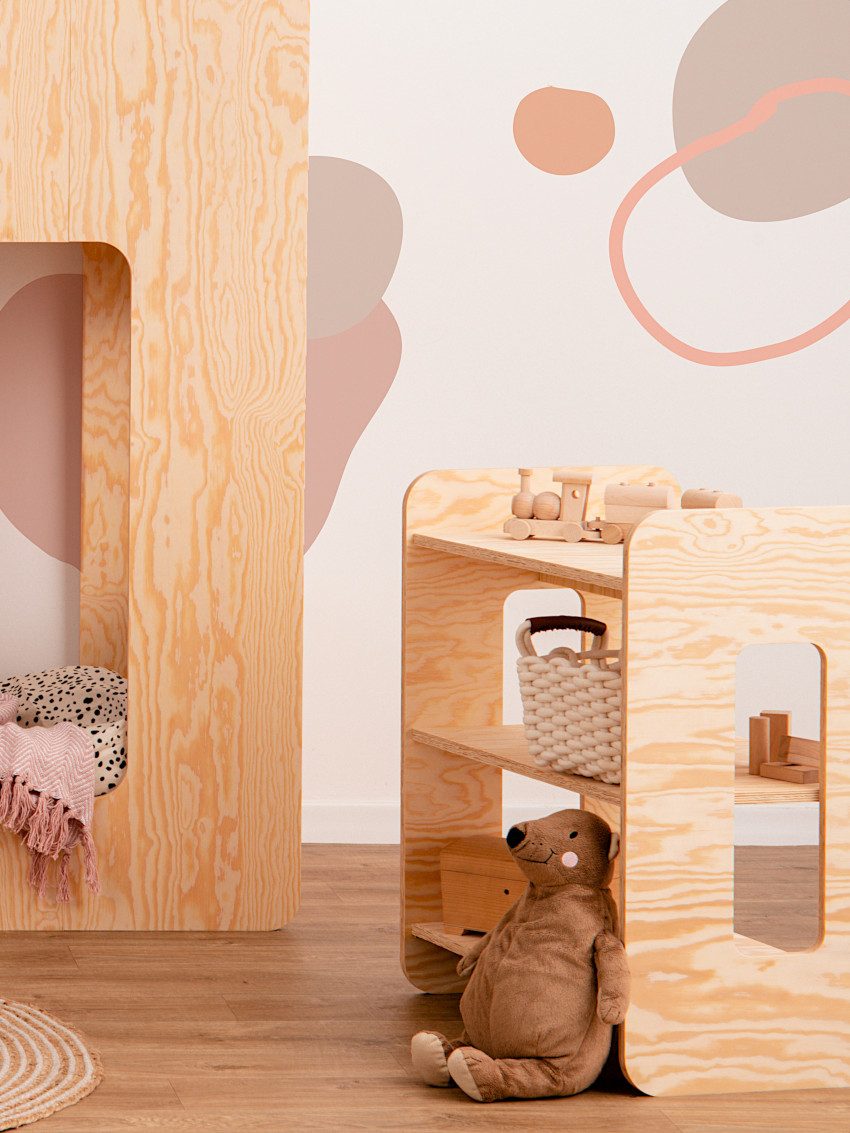 Drewniany niski regał z trzema półkami wykonany ze sklejki sosnowej w kolorze naturalnego drewna